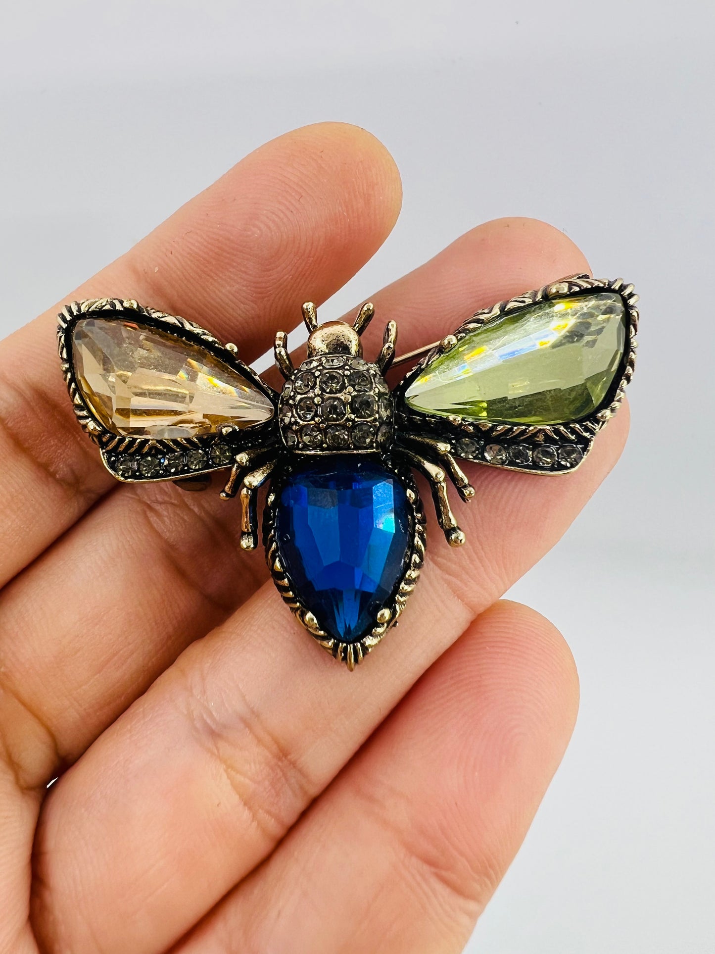 Dream bee brooch