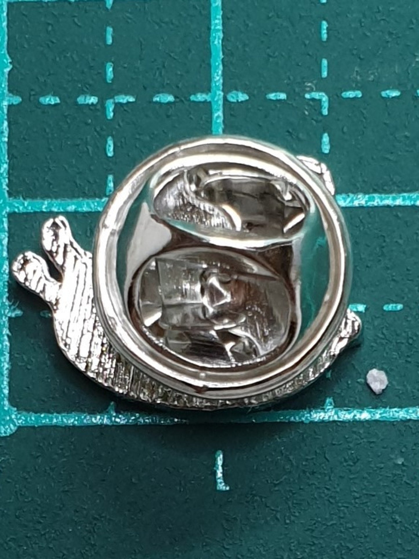 Tiny Bee w/ heart wings brooch - right