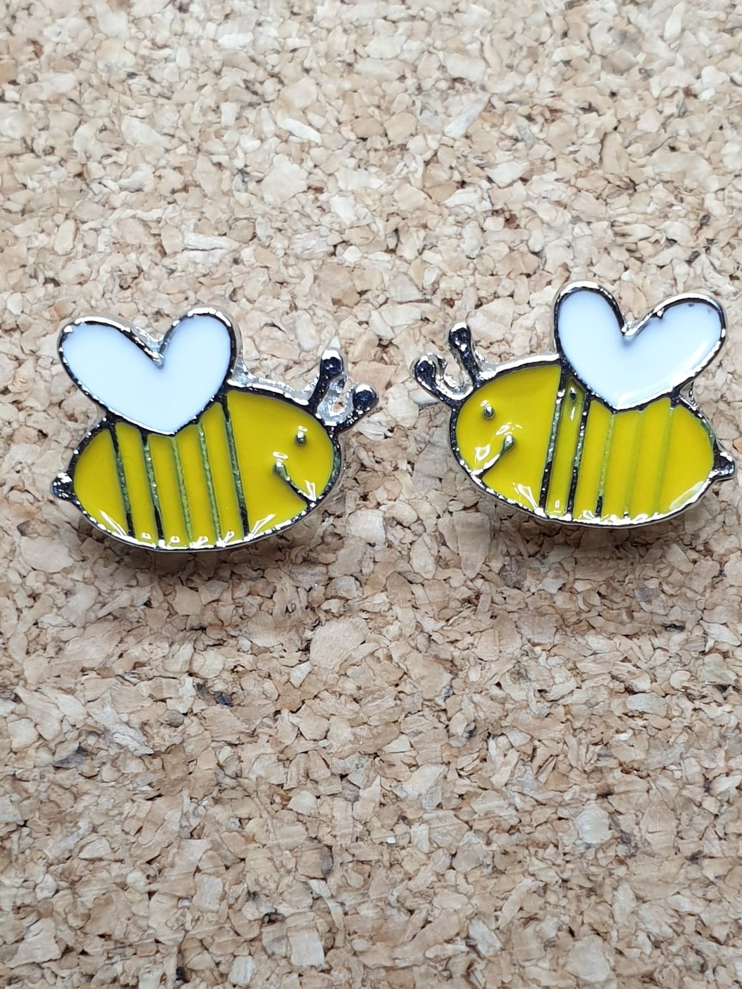 Tiny Bee w/ heart wings brooch - right