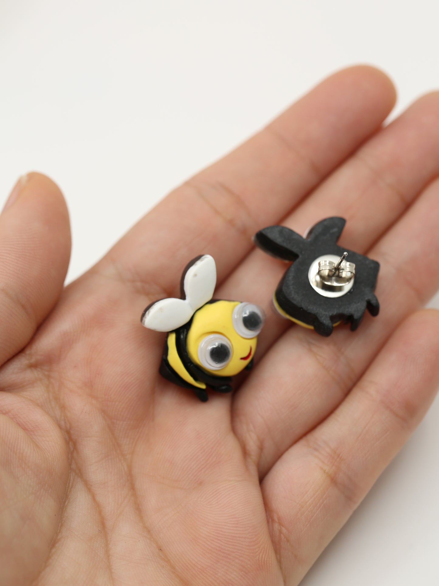 Googly bee stud earrings