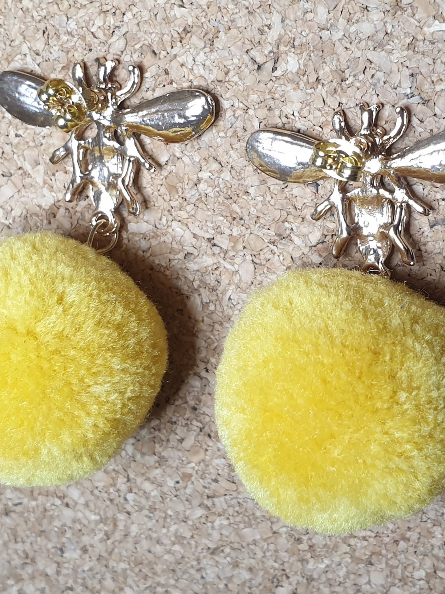 Pom-pom bee studs