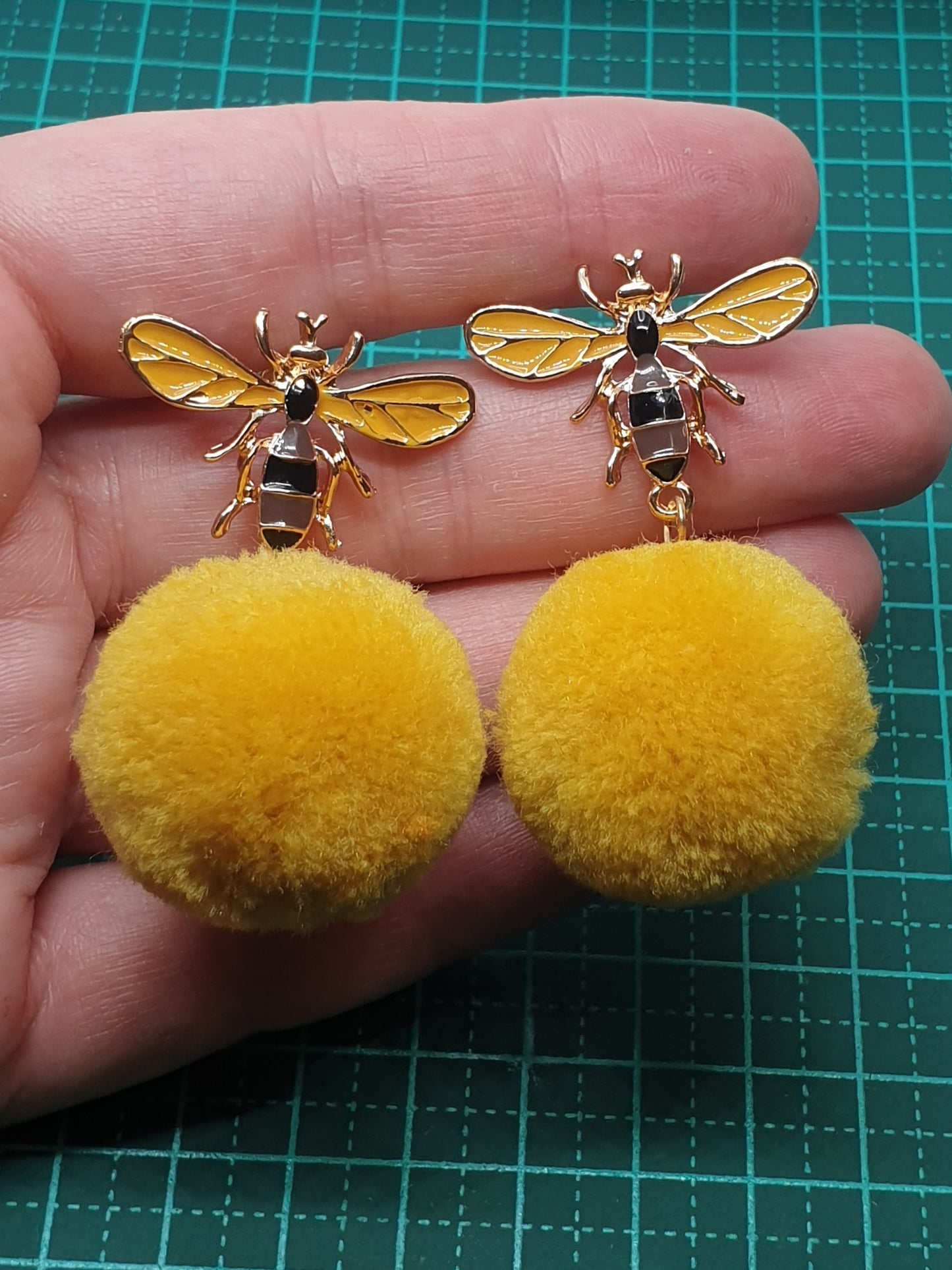 Pom-pom bee studs