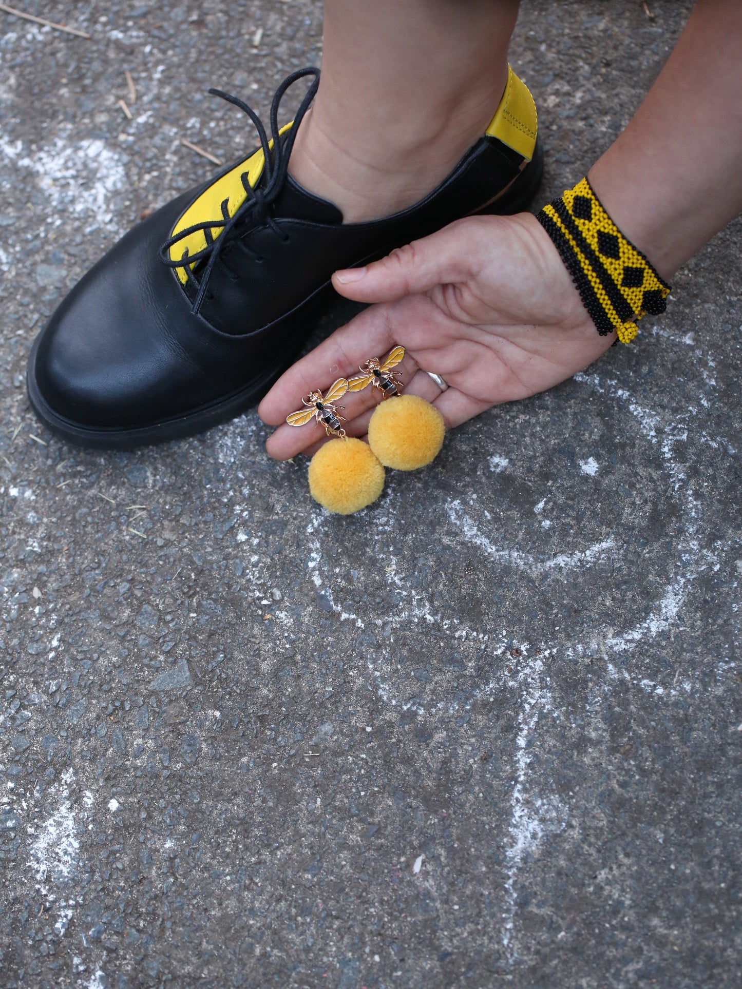 Pom-pom bee studs