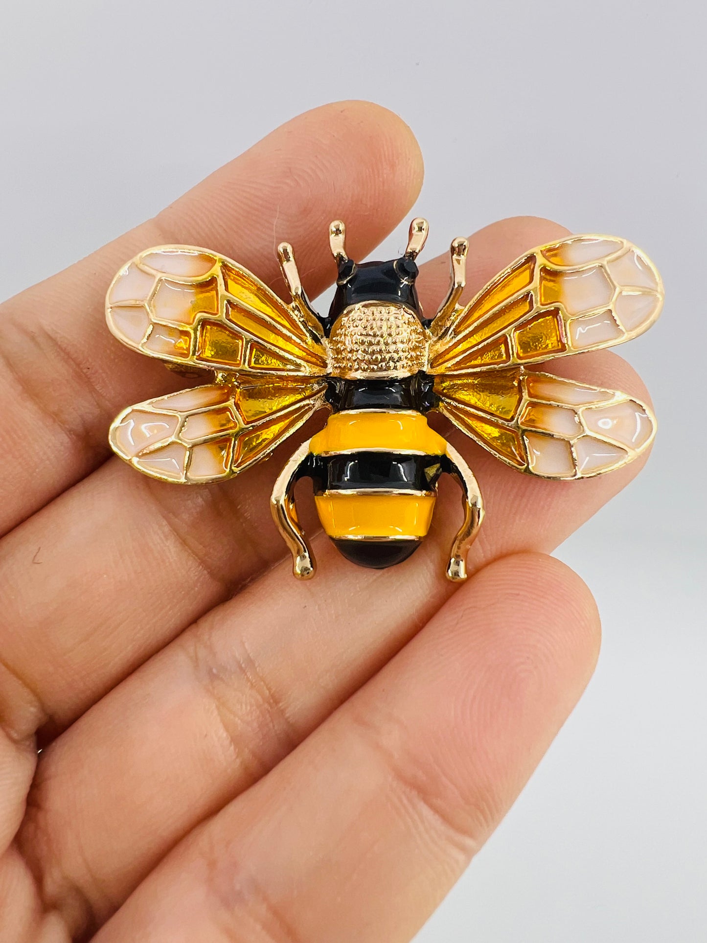 Happy bee brooch