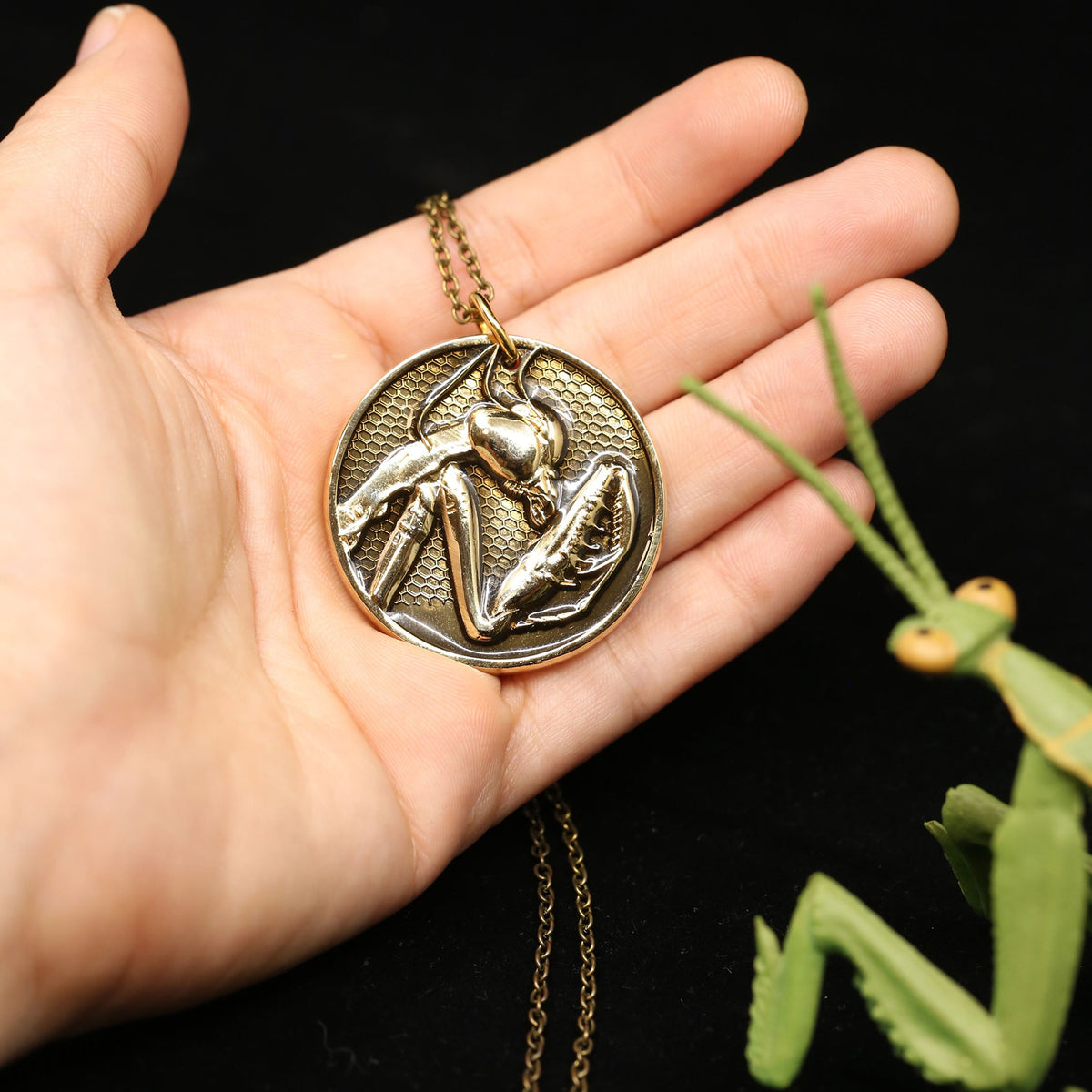 Heraldic Mantis Praying Mantis Medallion – Bugs and Beads