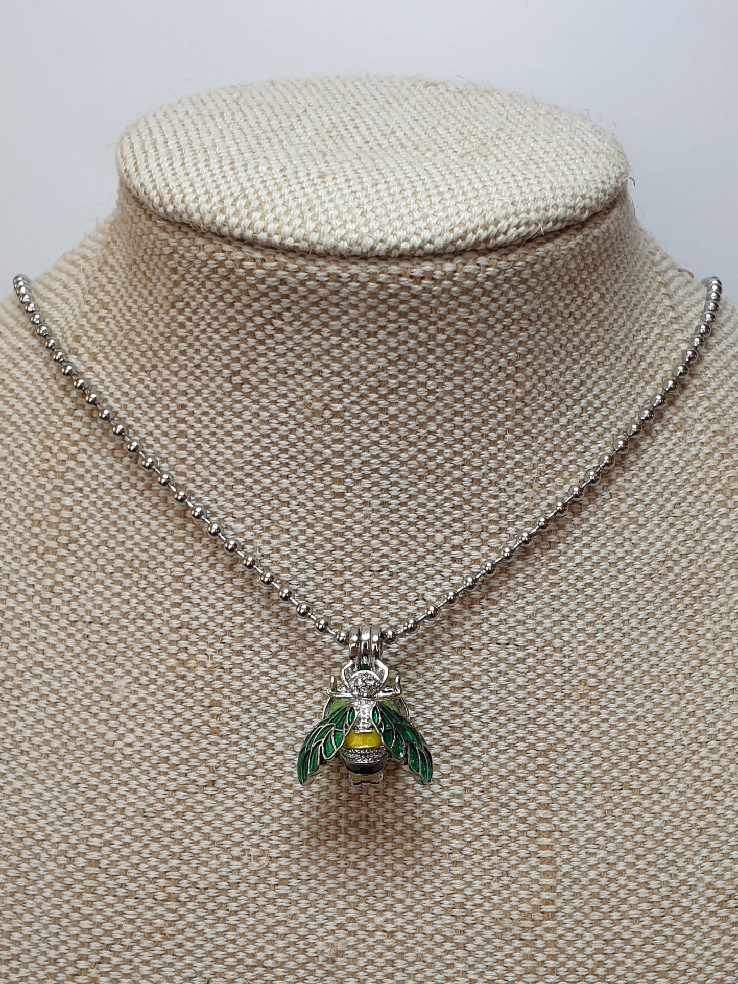 Bee Aroma Diffuser Necklace - Green Wings