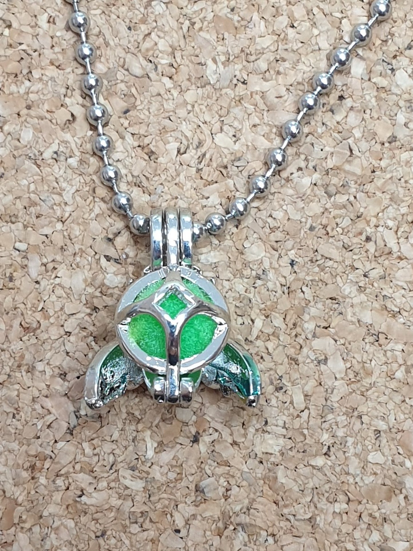 Bee Aroma Diffuser Necklace - Green Wings