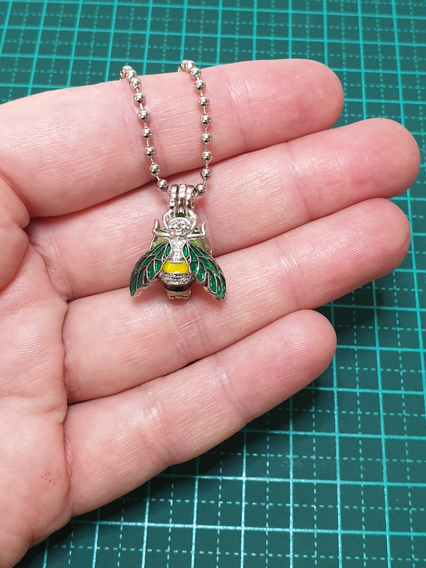 Bee Aroma Diffuser Necklace - Green Wings