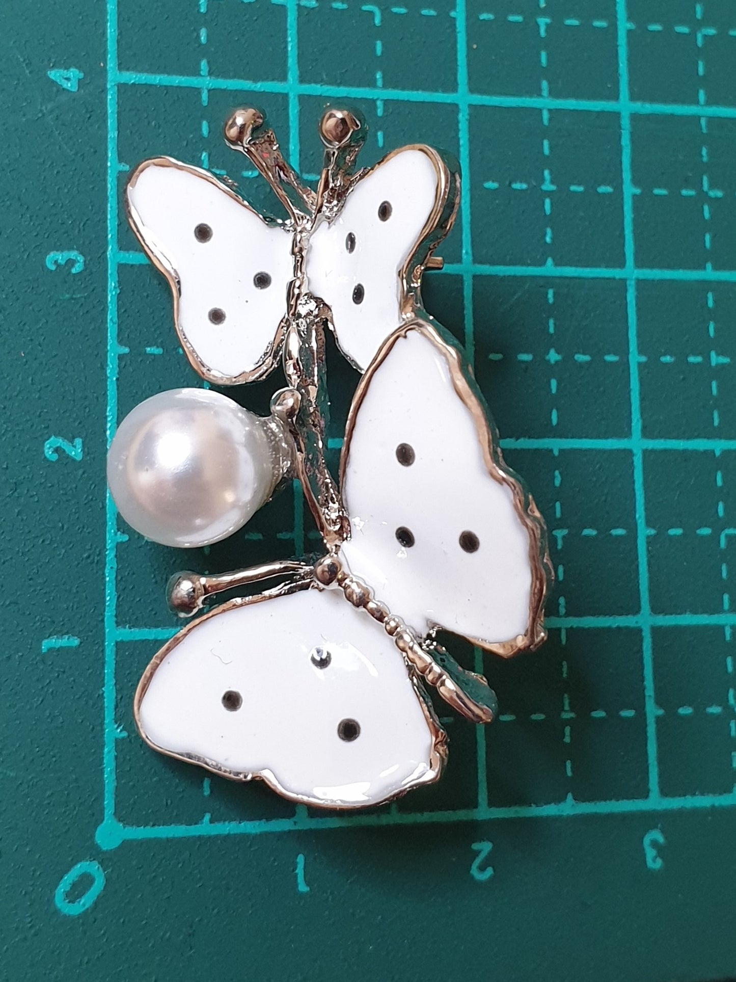 Butterflies Brooch - White & Pearl