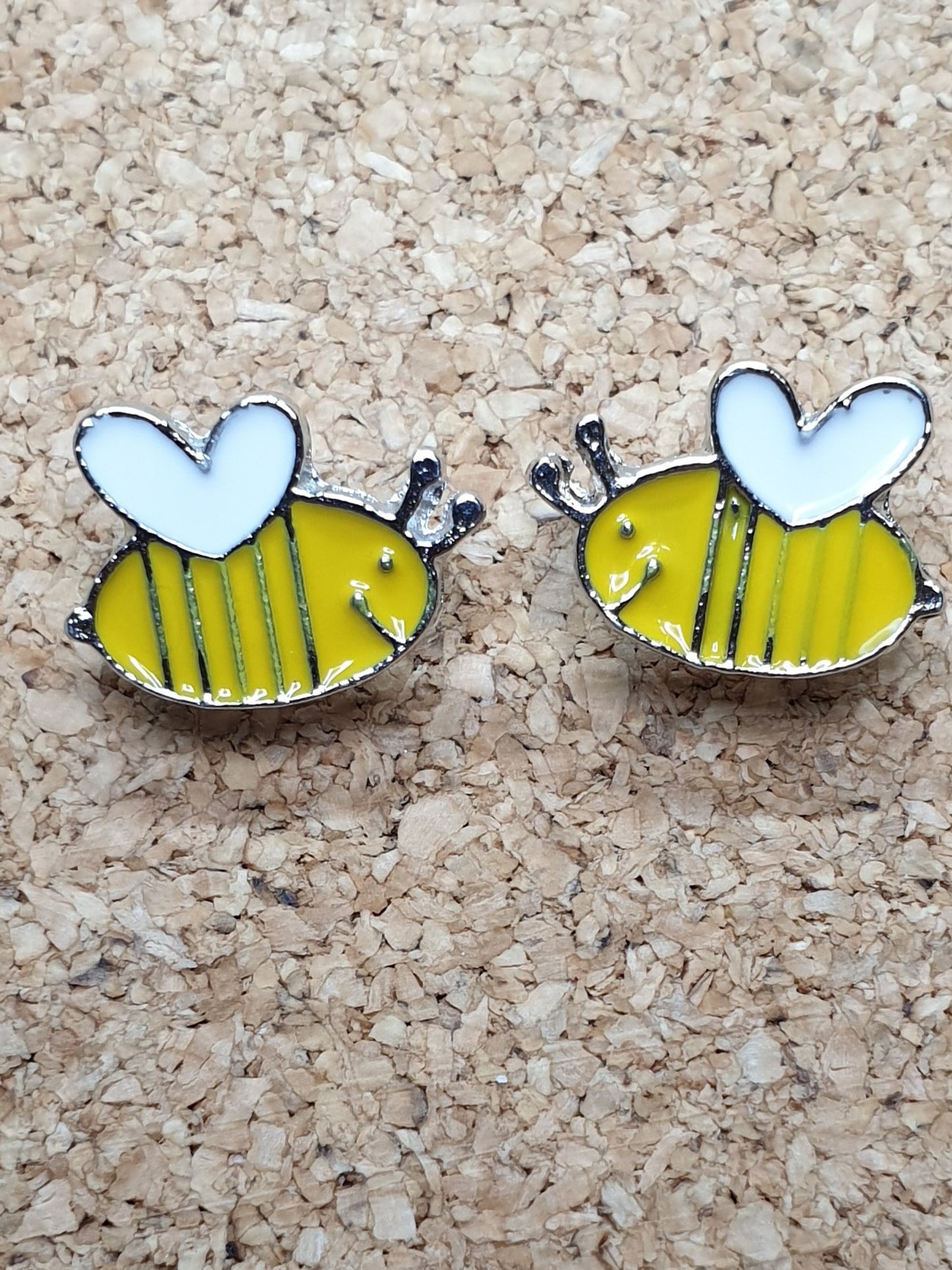 Tiny Bee w/ heart wings pin - left