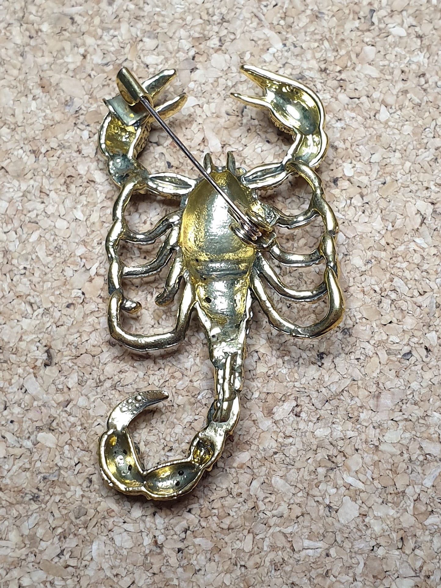 Scorpion Brooch - Green & Gold, White Tail