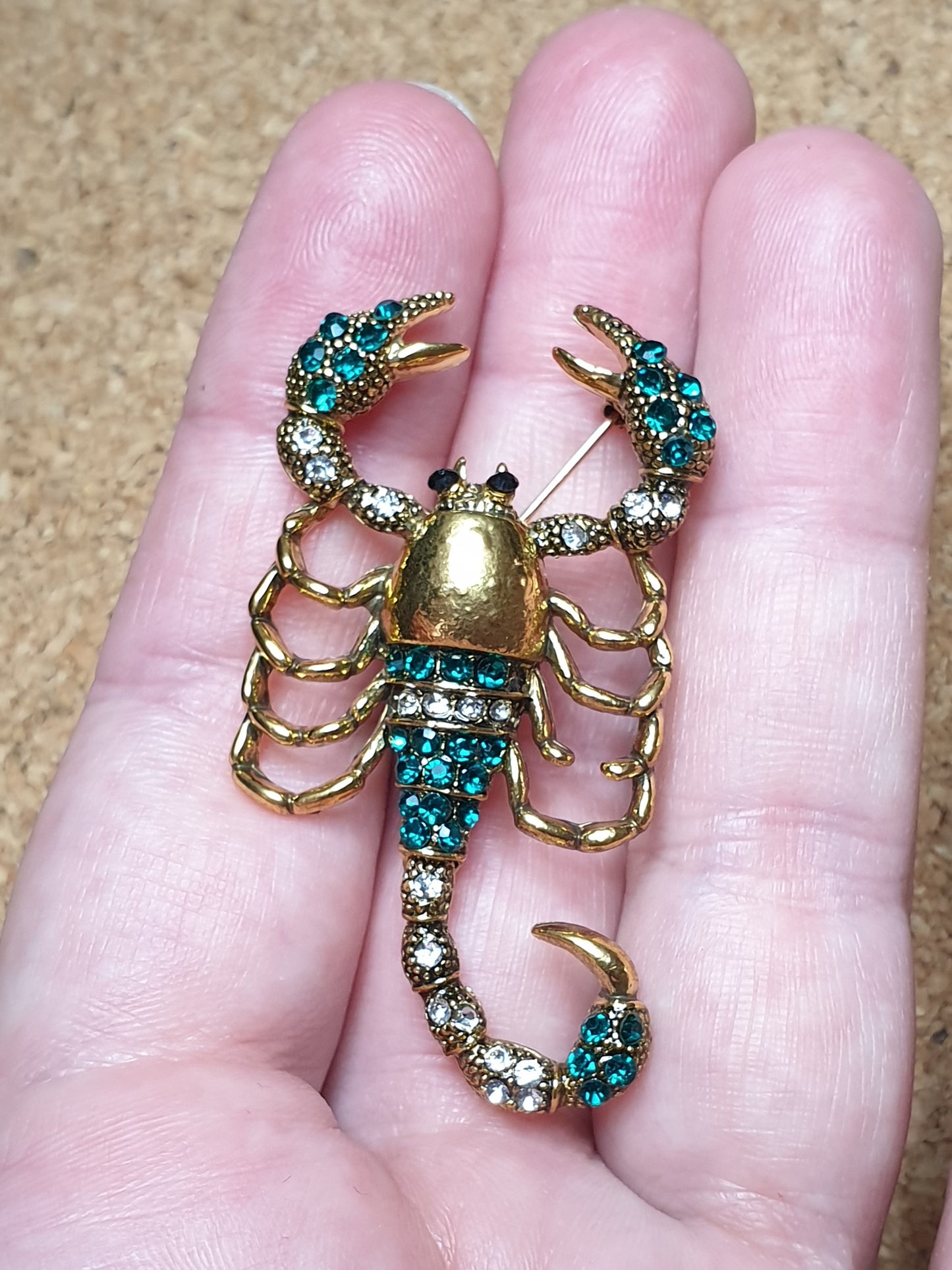 Scorpion Brooch - Green & Gold, White Tail