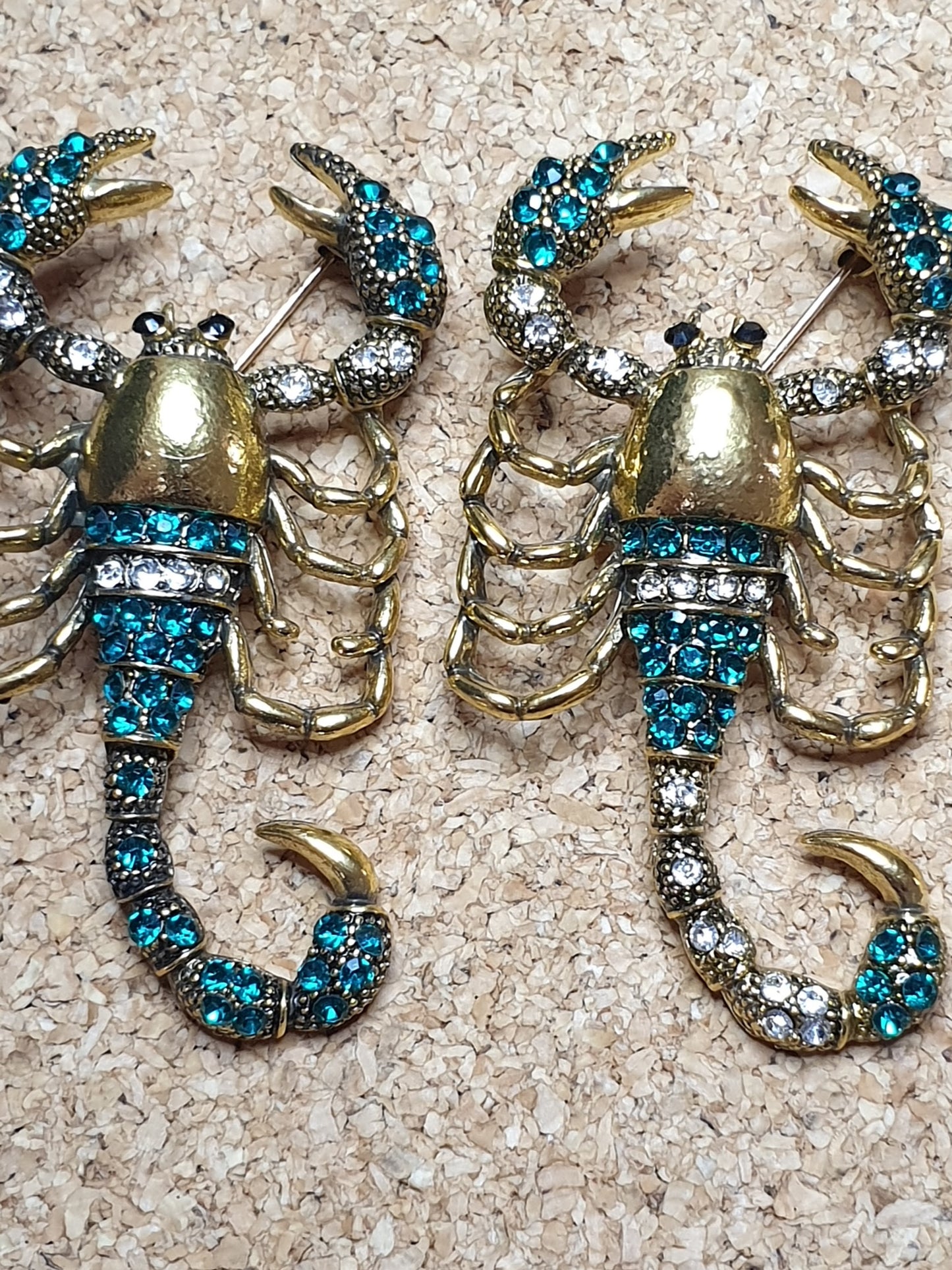 Scorpion Brooch - Green & Gold, White Tail