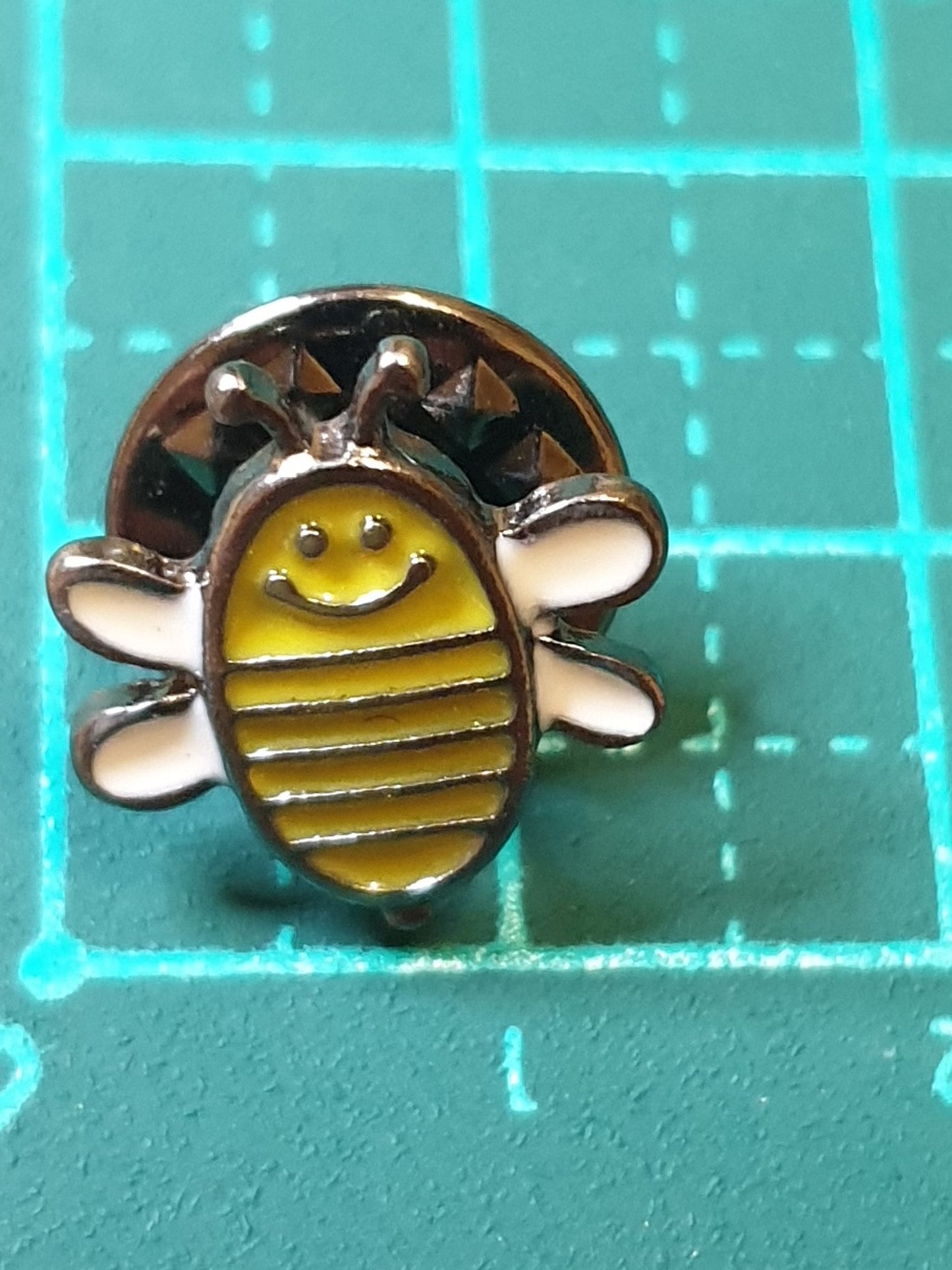 Bee Pin - Cartoon Tiny Open Wings