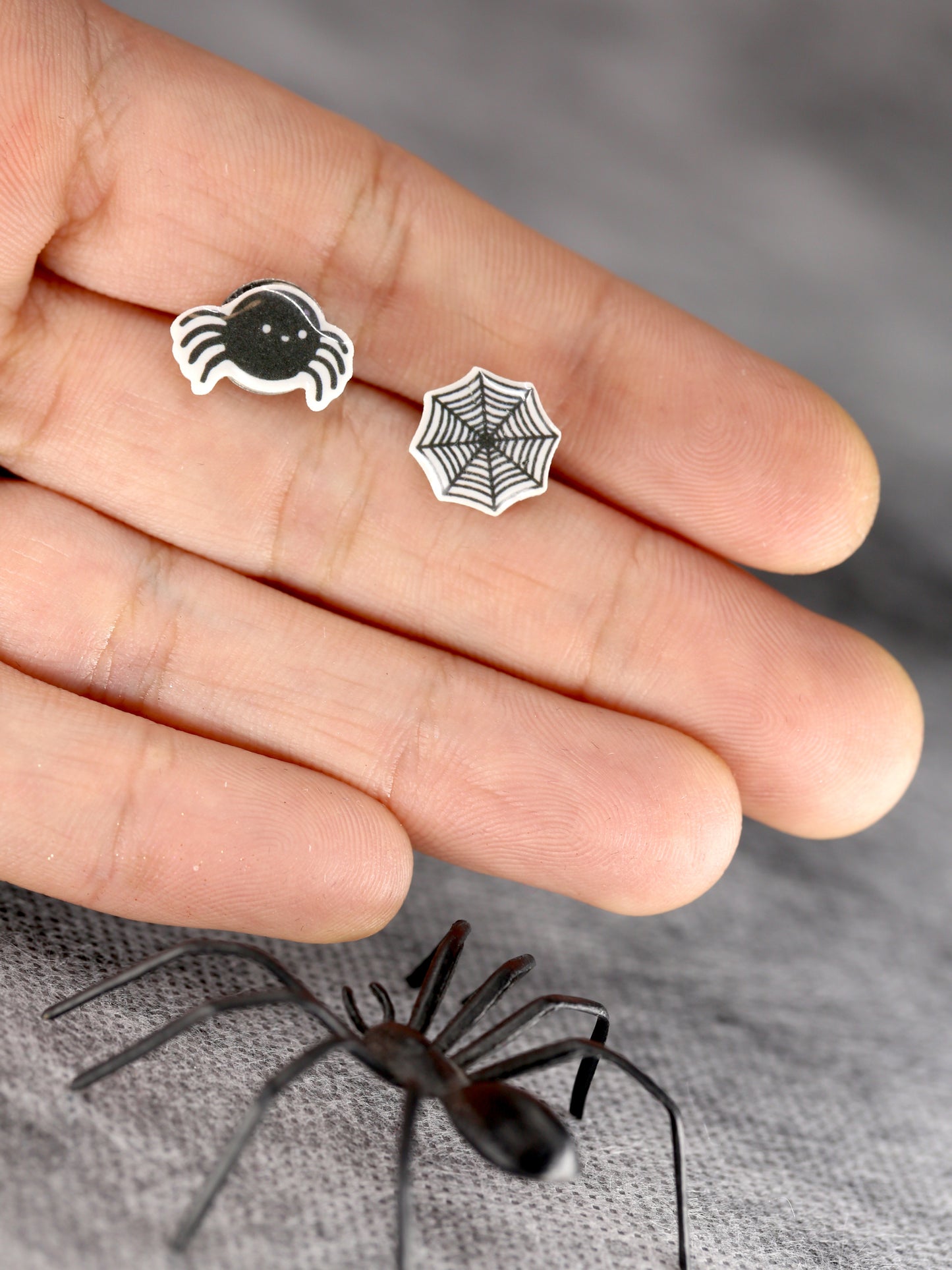 Cute resin spider & web studs